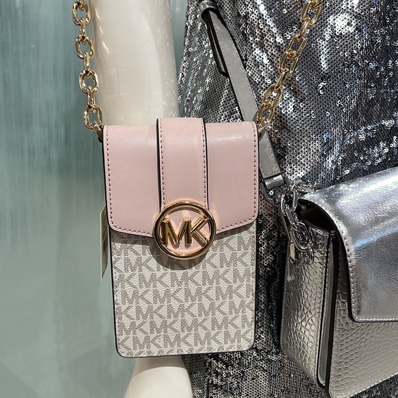 Michael Kors Carmen Small Logo Smartphone Crossbody Bag
Powder Blush Mul… - Picture 3 of 16